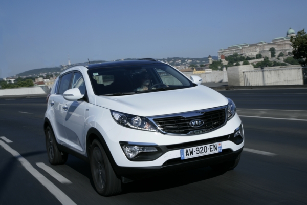 I korejská automobilka Kia ví, že bílá barva vozy prodává - na snímku model Sportage.