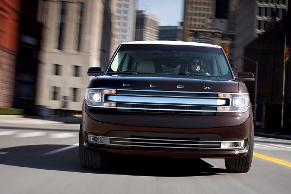 Dominantou přídě vozu Ford Flex je příčný pás v masce.