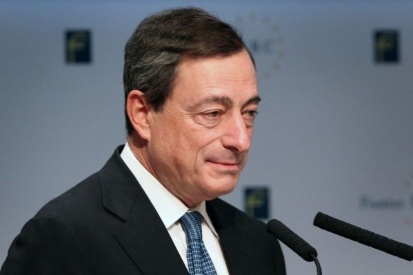 Šéf Evropské centrální banky Mario Draghi tlačí na politiky, aby co nejdříve zprovoznili záchranný fond eurozóny.