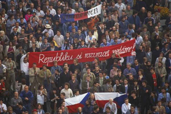 Archivní snímek z listopadu 1989.