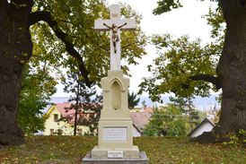 Narozen ve znamení kříže. Husákův rodný dům (žlutý domek v pozadí) u poutního místa v bratislavské Dúbravce.