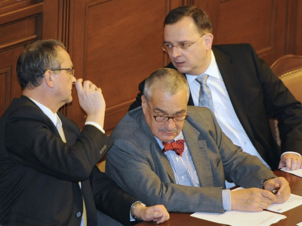 Vláda se pokusí získat peníze z podezřelé privatizace Mostecké uhelné civilní žalobou. Vláda se pokusí získat peníze z podezřelé privatizace Mostecké uhelné civilní žalobou.