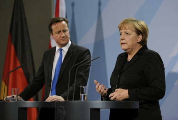 Premiér Británie David Cameron a německá kancléřka se nedokázali dohodnout na řešení situace v eurozóně.