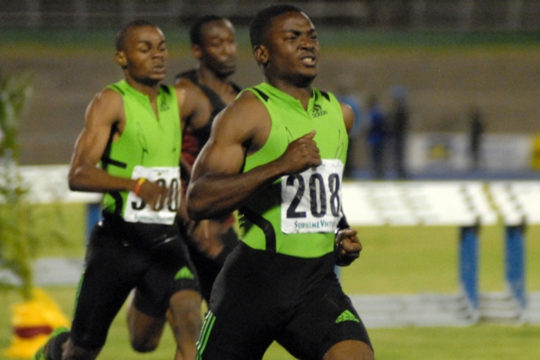 Jamajský sprinter Steve Mullings (v popředí).