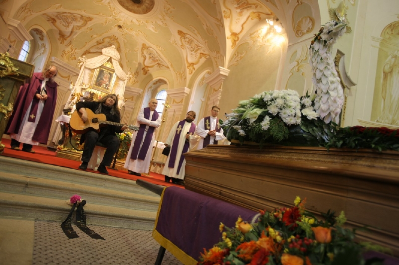 Ivan Martin Jirous byl phřben v Kostelním Vydří. Ivan Martin Jirous byl phřben v Kostelním Vydří.