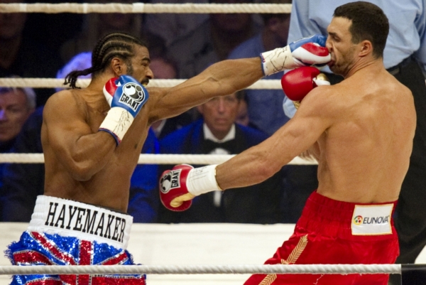 David Haye (vlevo) v říjnovém utkání s Vladimirem Kličkem.