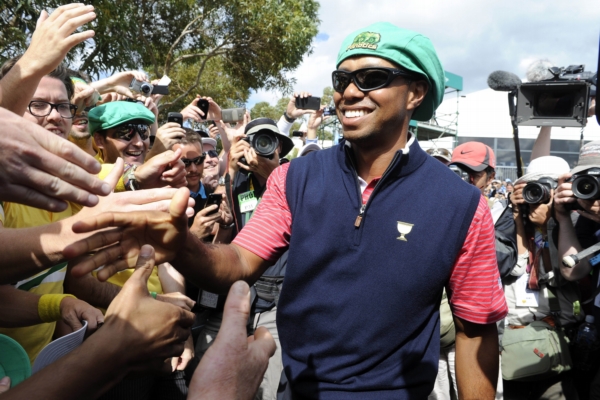 Tiger Woods obklopen australskými fanoušky slaví vítězství v Prezidentském poháru.