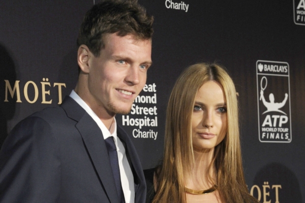 Tomáš Berdych se svou novou přítelkyní Ester Sátorovou na zahajovací party před Turnajem mistrů.