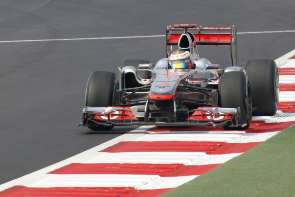 McLaren pilotovaný Lewisem Hamiltonem.