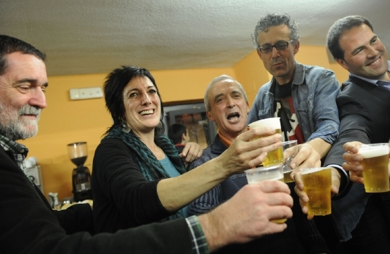 Kandidáti sdružení Amaiur oslavují oslavují volební úspěch.