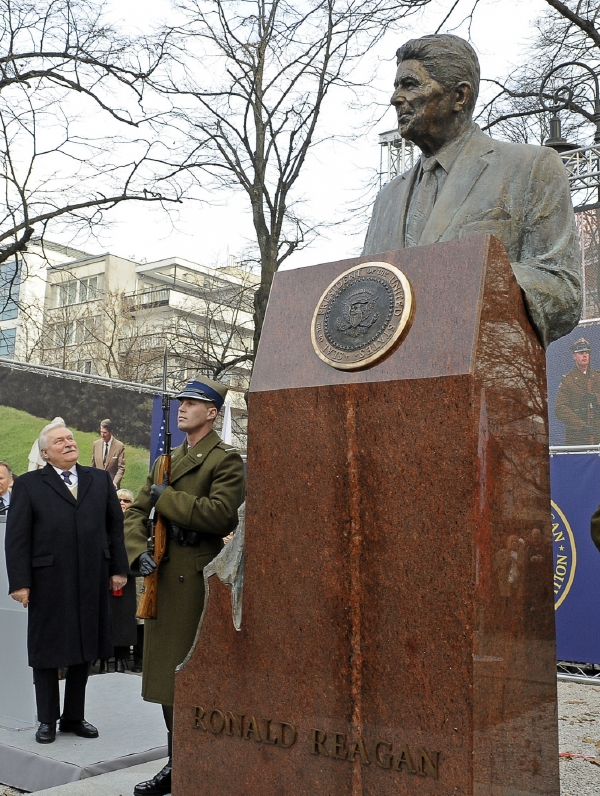 "Pokloňme se před Ronaldem Reaganem za to, že naše generace mohla skoncovat s velkým rozdělením světa," vyzval bývalý polský prezident.