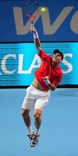 Tomáš Berdych v zápase s Novakem Djokovičem.
