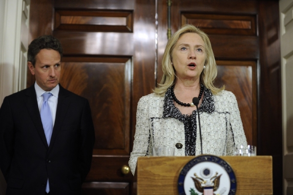 Sankce USA vůči Íránu oznámila na tiskové konferenci ministryně zahraničních věcí Hillary Clintonová. Sankce USA vůči Íránu oznámila na tiskové konferenci ministryně zahraničních věcí Hillary Clintonová.