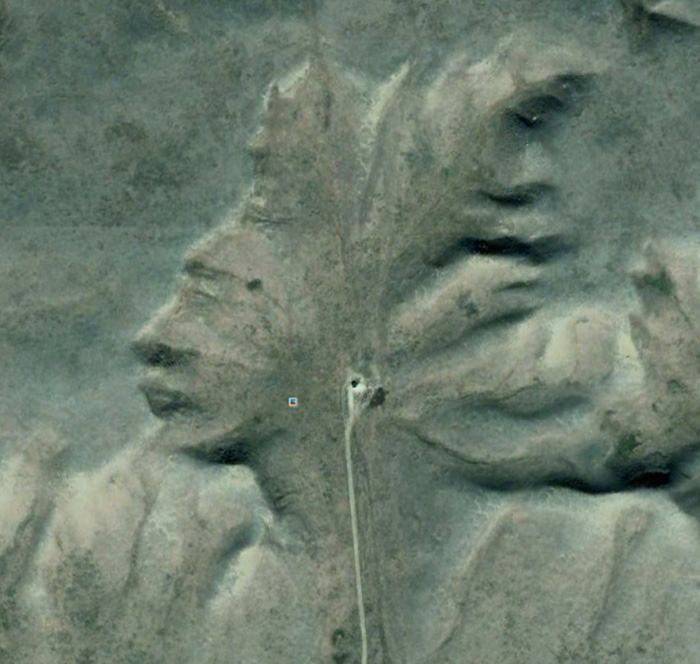 Alberta, Kanada. Tento neobvyklý geologický útvar nápadně připomíná lidskou hlavu z profilu ozdobenou indiánskou čelenkou s pery a (historicky trochu nezapadajícími) sluchátky v uších.