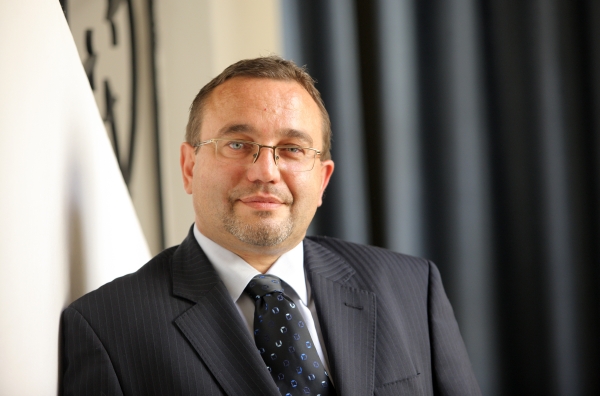 Diplomovou práci Josefa Dobeše experti zkritizovali. Diplomovou práci Josefa Dobeše experti zkritizovali.
