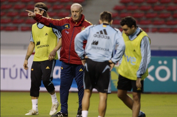 Fotbalový trenér Vicente del Bosque bude pokračovat u španělských mistrů světa i po mistrovství Evropy v Polsku a na Ukrajině. Fotbalový trenér Vicente del Bosque bude pokračovat u španělských mistrů světa i po mistrovství Evropy v Polsku a na Ukrajině.