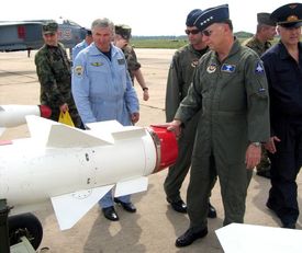 Američtí kontroloři na ruské letecké základně Lipetsk.