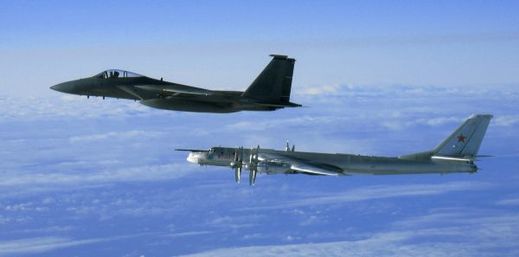 Americký  F-15 Eagle a ruský bonmbardér Tu-95 nedaleko Aljašky.