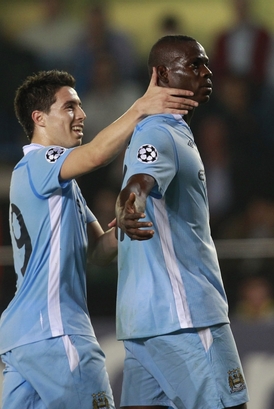 Slavící Mario Balotelli (vpravo).