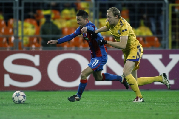 Plzeňský Milan Petržela (vlevo) v souboji s Maximem Bordačevem z Borisova. Plzeňský Milan Petržela (vlevo) v souboji s Maximem Bordačevem z Borisova.