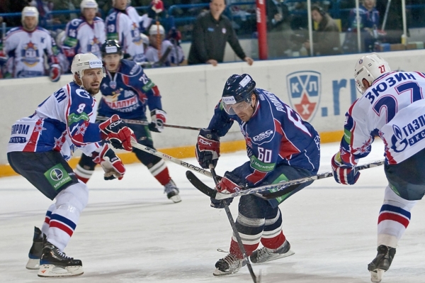 Tomáš Rolinek (uprostřed) v dresu Magnitogorsku.