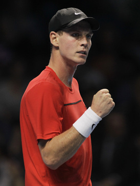 Tomáš Berdych v zápase s Jankem Tipsarevičem.