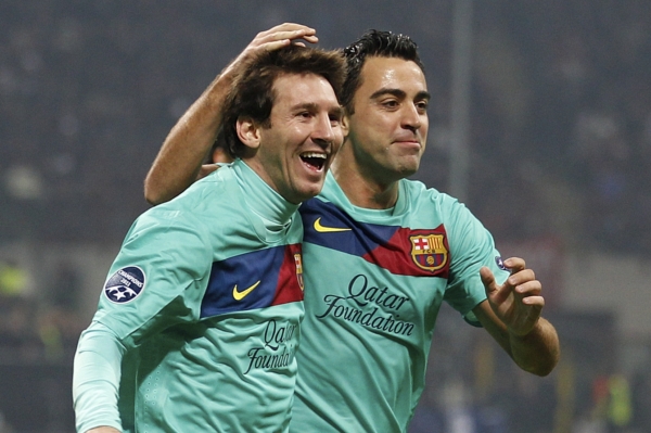Gólová radost Lionela Messiho (vlevo) s Xavi Hernandezem.