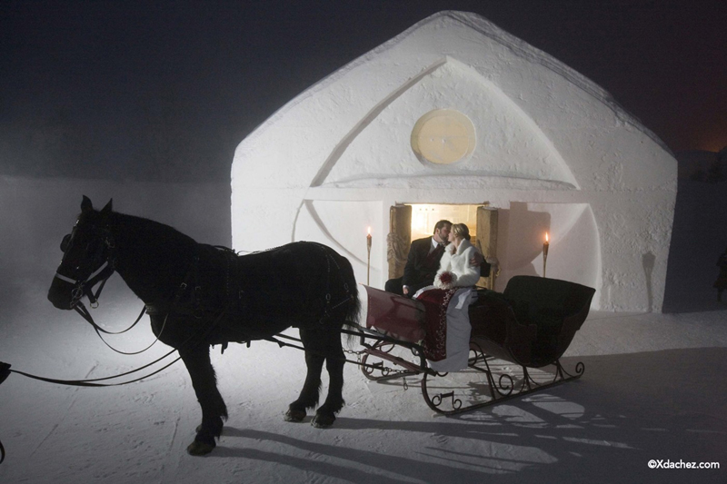 Zájemci mohou mít v hotelu i svatbu, a to ve třech cenových balíčcích. "Romantická" přijde ženicha a nevěstu na 2299 dolarů (41 400 korun), "exotická" na 4199 (75 600 korun) a za "magickou" zaplatí 6499 dolarů (117 tisíc korun). Zájemci mohou mít v hotelu i svatbu, a to ve třech cenových balíčcích. "Romantická" přijde ženicha a nevěstu na 2299 dolarů (41 400 korun), "exotická" na 4199 (75 600 korun) a za "magickou" zaplatí 6499 dolarů (117 tisíc korun).