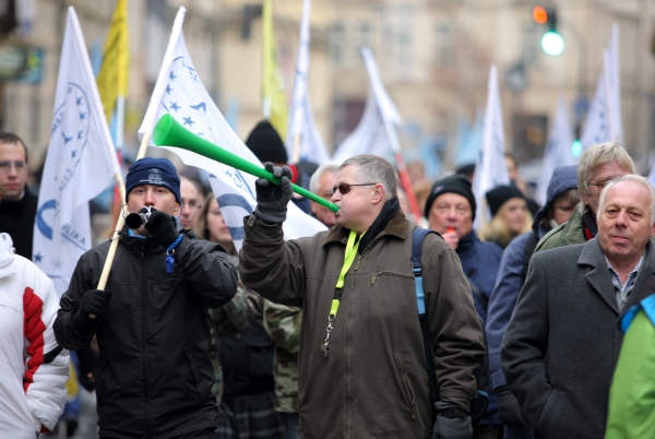 Pět stovek odborářů pochodovalo ke sněmovně bojovat s korupcí.