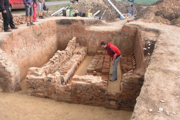 Je to závod o čas, tvrdí archeologové. Oni pracují přes den, zloději v noci.