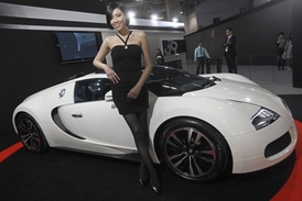 Mezi luxusními vozy nesmí chybět ani Bugatti Veyron. A samozřejmě v doprovodu hezké slečny.