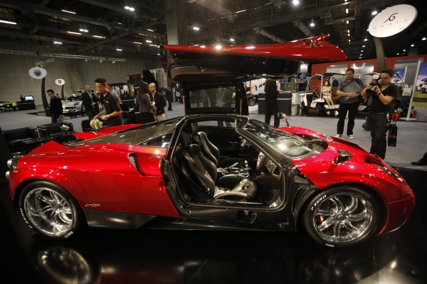 Jedním z exponátů je v Macau také Pagani Huyara, které vyjde kupce na zhruba 21 milionů korun.