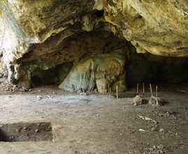 Jeskyně Jerimalai, v níž archeologové našli rybí kosti a rybářské háčky.