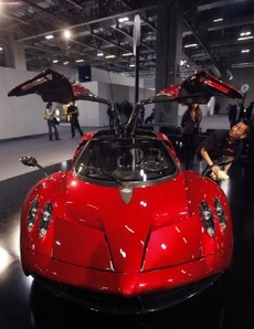 Mezi obdivovanými luxusními vozy byl i Pagani Huayra.