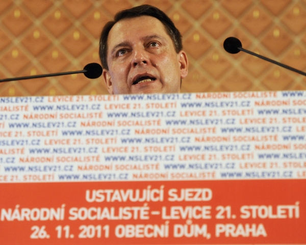 Jiří Paroubek při projevu na ustavujícím sjezdu strany, kterou sám založil.