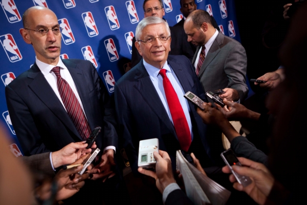 Komisionář NBA David Stern (uprostřed).