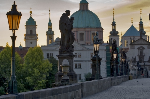 Turista spadl z Karlova mostu a zemřel (ilustrační foto).