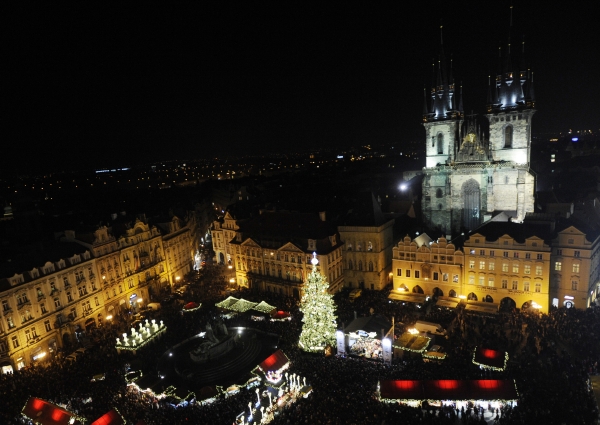 Na Staroměstském náměstí se rozsvítil vánoční strom.