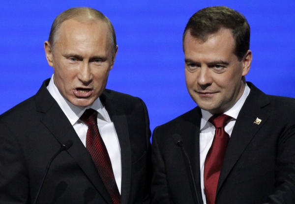 Prezident Dmitrij Medveděv (vpravo) a současný premiér Vladimir Putin.