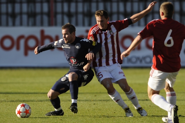 Viktoria Žižkov (v červenobílém) prohrála doma se Slováckem 0:1.