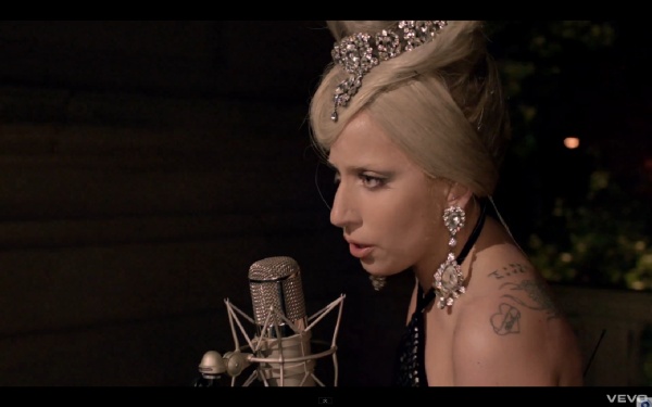 Lady Gaga zpívá novinku Marry The Night.