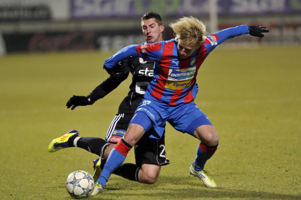 František Rajtoral z Plzně (vpravo) v souboji s příbramským Tomášem Pilíkem.