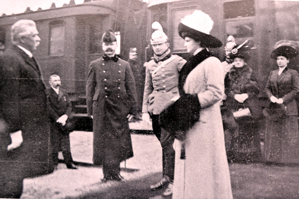 Přivítání budoucího císaře Karla s chotí na nádraží v Brandýse nad Labem. Foto z časopisu Český svět.