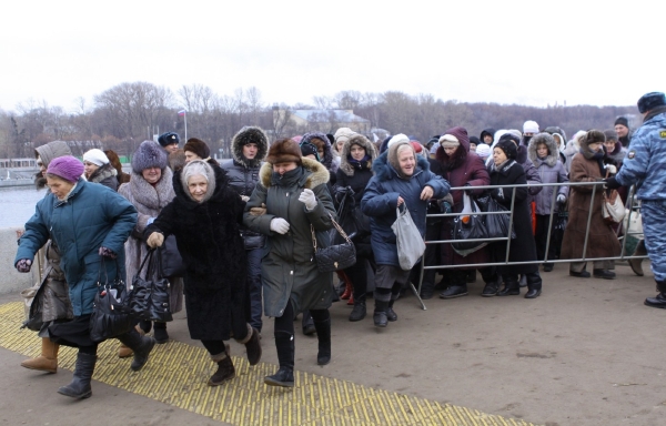 O relikvii přinášející plodnost a uzdravení byl veliký zájem, někteří čekali celý den a noc.