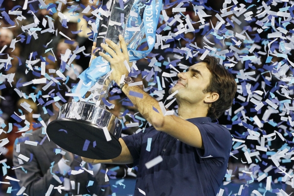 Roger Federer s trofejí pro vítěze Turnaje mistrů.