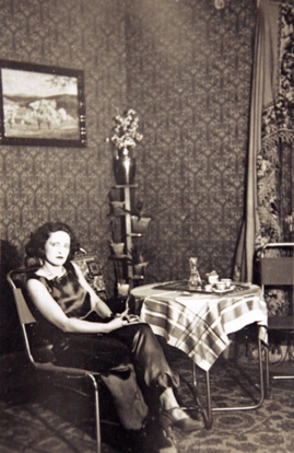 Marie Fišerová byla také amatérská herečka a za druhé světové války se zapojila do odboje. 