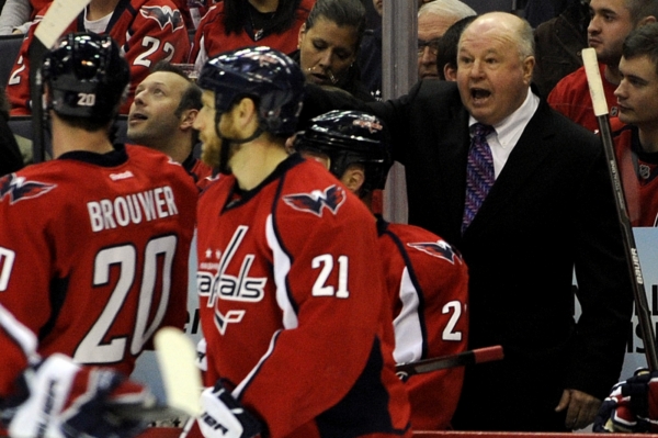 Bruce Boudreau (vpravo) udílí pokyny svým bývalým svěřencům.