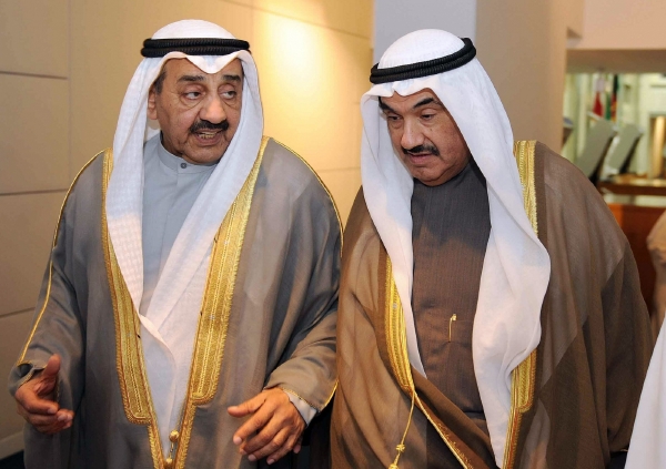 Šajch Násir Muhammad al-Ahmed as-Sabáh, končící premiér (vpravo).