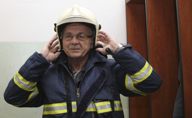 Hasič Stanislav Chmelík nastoupil v úterý na poslední směnu po 42 letech výjezdové služby. 
