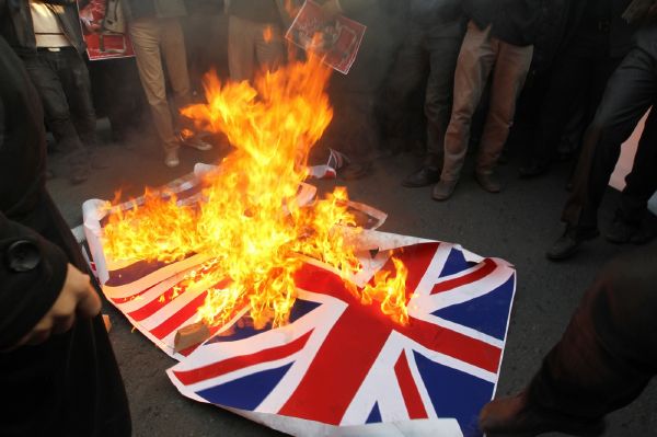 Pálení britské vlajky v Teheránu.